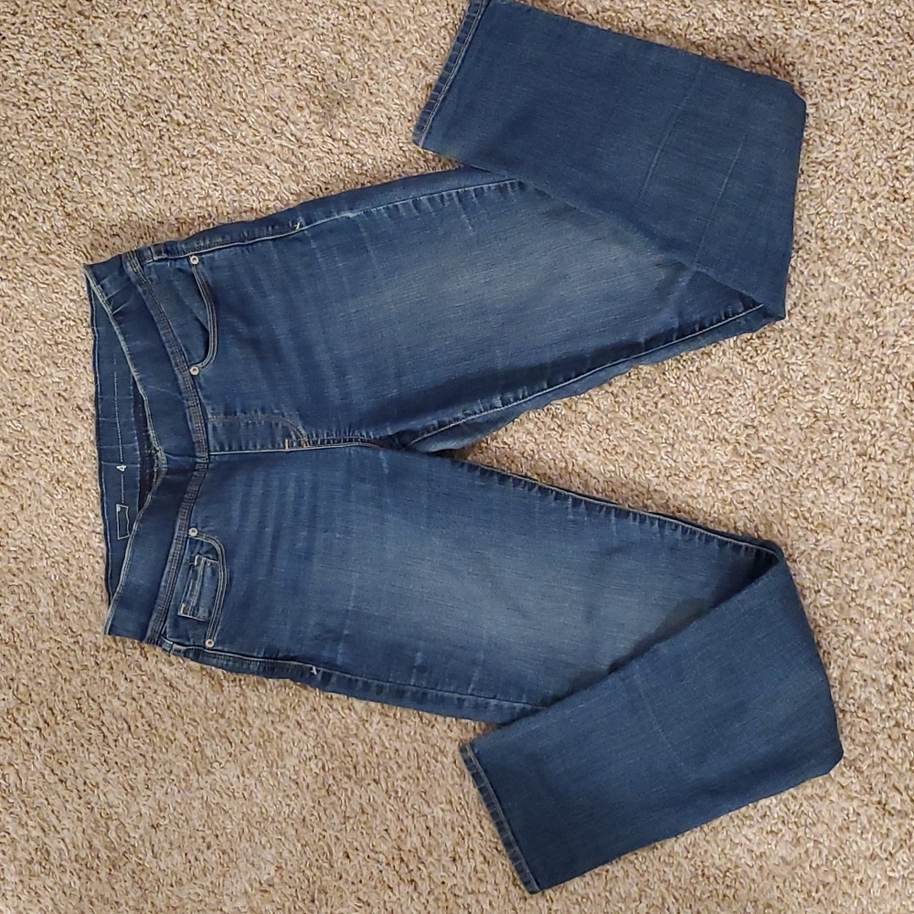 Levis Pull On Jean